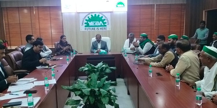 यमुना प्राधिकरण से प्रभावित किसानों की अधिकारियों के साथ हुई बैठक, इन समस्याओं का होगा निस्तारण