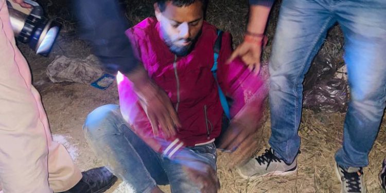 बाइक सवार मोबाइल लुटेरे को पुलिस मुठभेड़ में पैर में लगी गोली, चोरी की बाईक, मोबाइल सहित समान बरामद