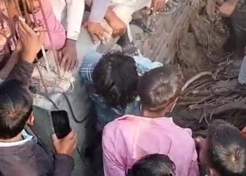 शर्मनाक – चोरी के शक में युवकों से मारपीट कर गुप्तांगों पर लगाया मिर्च पाउडर, वीडियो वायरल