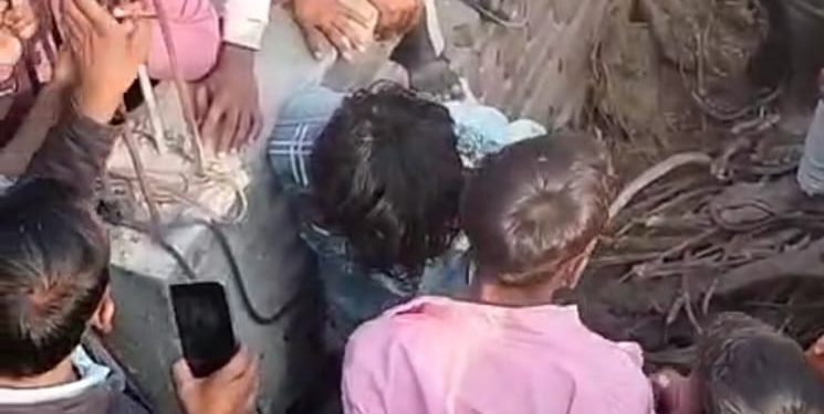 शर्मनाक – चोरी के शक में युवकों से मारपीट कर गुप्तांगों पर लगाया मिर्च पाउडर, वीडियो वायरल