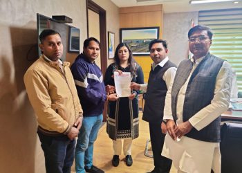 सड़क निर्माण में हुए भ्रष्टाचार की जांच में गड्ढा मुक्त करने की मांग को लेकर करप्शन फ्री इंडिया संगठन ने सौपा ज्ञापन।