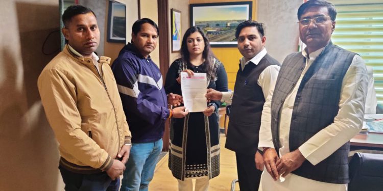 सड़क निर्माण में हुए भ्रष्टाचार की जांच में गड्ढा मुक्त करने की मांग को लेकर करप्शन फ्री इंडिया संगठन ने सौपा ज्ञापन।