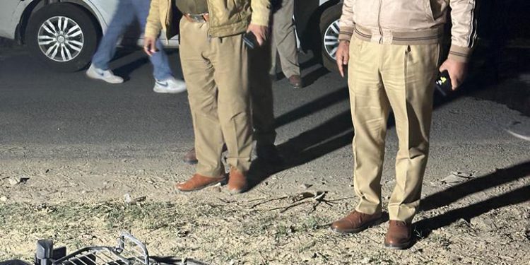 हत्या के मामले में फरार बदमाश से पुलिस की हुई मुठभेड़, एक बदमाश के पैर में लगी गोली दूसरा फरार