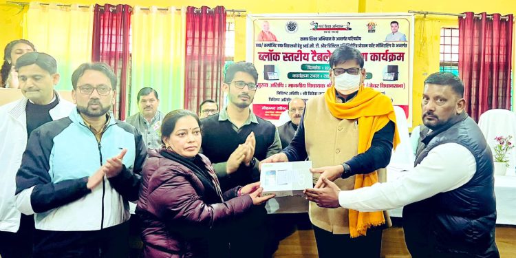 शिक्षकों और शिक्षण व्यवस्था को हाईटेक करने के लिए 197 शिक्षकों को वितरित किए गए टैबलेट