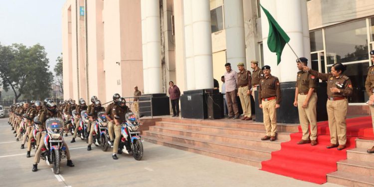 पुलिस कमिश्नर ने 26 ईगल लैपर्ड मोबाइल टीम को हरी झंडी दिखाकर किया रवाना, टैबलेट किये वितरित