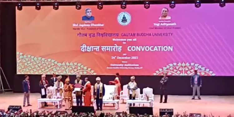 गौतम बुद्ध विश्वविद्यालय में दीक्षांत समारोह में उपराष्ट्रपति जगदीप धनखड़ और मुख्यमंत्री योगी आदित्यनाथ ने की शिरकत