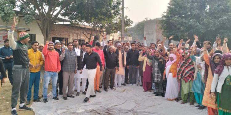 ग्रेनो प्राधिकरण को किसानों ने दी आंदोलन की चेतावनी, मांगे पूरी ने होने पर 22 जनवरी से होगा आंदोलन।