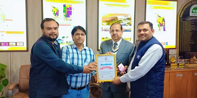 ग्रेटर नोएडा जर्नलिस्ट प्रेस क्लब ने सीईओ डॉ अरुण वीर सिंह को बनाया सम्मानित सदस्य