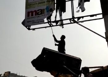 ग्रेटर नोएडा प्राधिकरण ने अवैध यूनिपोल के खिलाफ की कार्रवाई, 6 संस्थानों पर लगाई 30 लाख की पेनल्टी