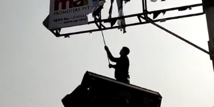 ग्रेटर नोएडा प्राधिकरण ने अवैध यूनिपोल के खिलाफ की कार्रवाई, 6 संस्थानों पर लगाई 30 लाख की पेनल्टी