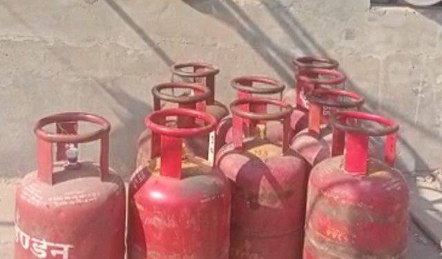 ट्रक चालकों की हड़ताल से रसोई गैस की कालाबाजारी शुरू; 1500 से 2000 रुपये में बेचे जा रहे सिलेंडर
