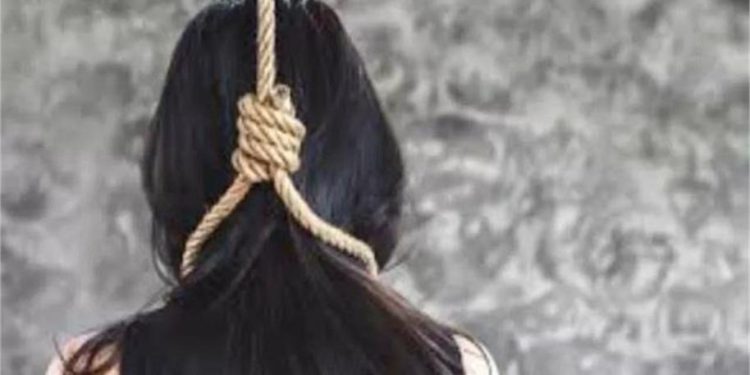 नौकरी के लिए हिमाचल से यूपी आई महिला ने मथुरा में की खुदकुशी, फंदे से लटकती मिली लाश
