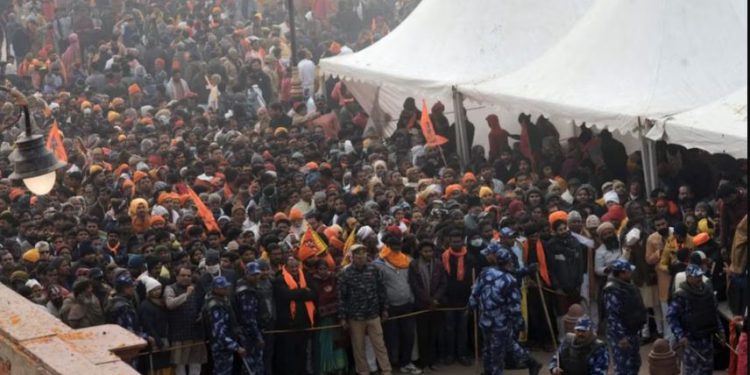 अयोध्या: रिकॉर्ड बना गया राम भक्तों का जनसैलाब, पहले दिन 5 लाख लोगों ने किए रामलला के दर्शन