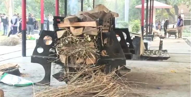 UP: शर्मनाक! 8 घंटे चिता पर रखा रहा मां का शव, प्रॉपर्टी के लिए लड़ती रहीं बेटियां