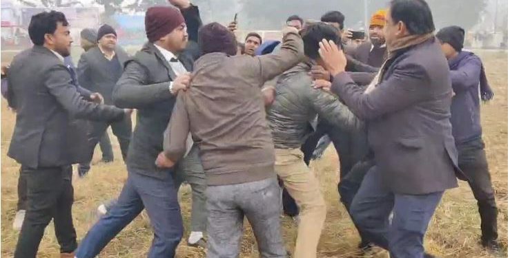 महराजगंज में वकीलों ने पुलिस दरोगा को दौड़ा-दौड़ा कर पीटा, मचा हड़कंप, वीडियो वायरल