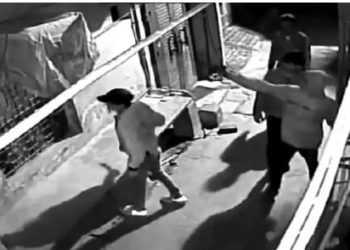 द्वारका में चार बदमाशों ने घर के दरवाजे और खिड़की पर की फायरिंग, ईंट-पत्थर फेंके