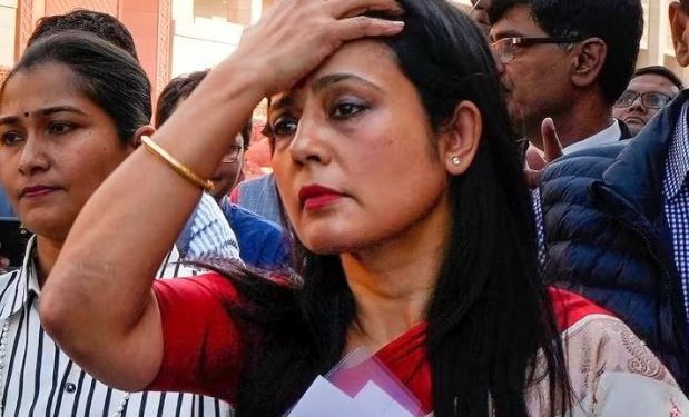 महुआ मोइत्रा को सरकारी बंगला खाली नहीं करने पर कारण बताओ नोटिस, डीओई ने तीन दिन के भीतर मांगा जवाब