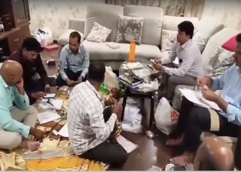 सरकारी अधिकारी के घर से लगभग 100 करोड़ की संपत्ति बरामद, एंटी करप्शन ब्यूरो ने की छापेमार कार्रवाई