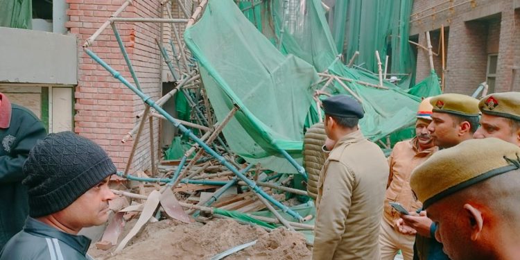 शारदा हॉस्पिटल में सेंटरिंग टूटने से हुआ हादसा, दो मजदूर गंभीर रूप से घायल