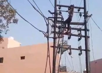 आत्महत्या करने के लिए हाई टेंशन लाइन के खंभे पर चढ़ा युवक, करंट लगने से हुआ घायल एम्स में भर्ती