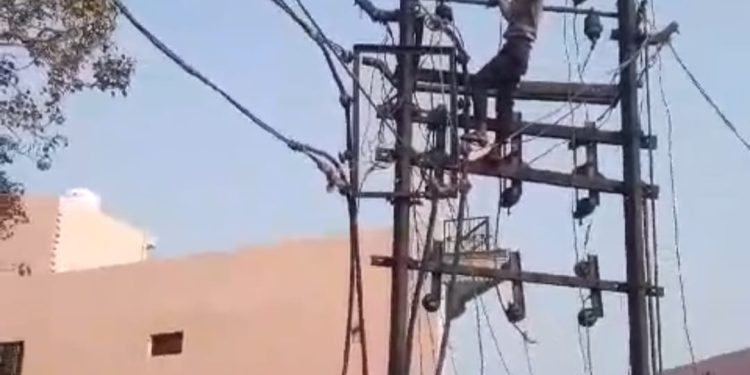 आत्महत्या करने के लिए हाई टेंशन लाइन के खंभे पर चढ़ा युवक, करंट लगने से हुआ घायल एम्स में भर्ती