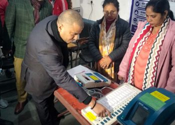 ग्रेटर नोएडा में डीएम ने ईवीएम प्रदर्शन केंद्र का किया शुभारंभ