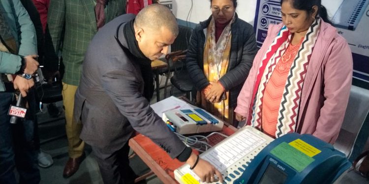 ग्रेटर नोएडा में डीएम ने ईवीएम प्रदर्शन केंद्र का किया शुभारंभ