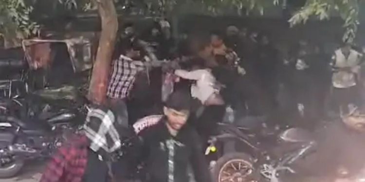 पहले मोमोज लेने को लेकर छात्रों के दो गुट भिड़े, गाली गलौज उसके साथ हुई मारपीट, वीडियो वायरल