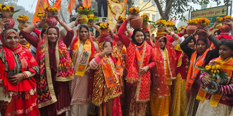 अयोध्या में श्रीराम प्राण प्रतिष्ठा से पहले ग्रेटर नोएडा में ढोल नगाड़ों के साथ निकाली गई कलश यात्रा