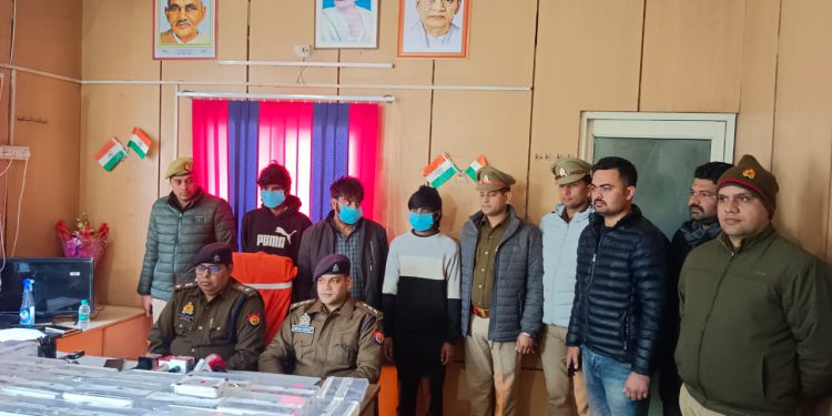 बंद घरों में चोरी करने वाले गिरोह के तीन शातिर चोरों को पुलिस ने किया गिरफ्तार