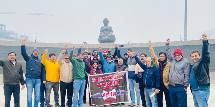 मेट्रो नहीं तो वोट नहीं… ग्रेटर नोएडा वेस्ट के निवासियों ने मेट्रो की मांग को लेकर किया जोरदार प्रदर्शन