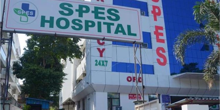 कभी प्राइवेट पार्ट में तो कभी कपड़े के अंदर डाला हाथ… ग्रेटर नोएडा में रात 1:30 बजे महिला मरीज से अस्पताल स्टाफ ने की गंदी हरकत