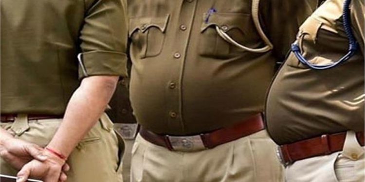 मारपीट की, मोबाइल छीना और… बंगाल से मथुरा दर्शन करने पहुंचे परिवार ने बयां की पुलिस की बर्बरता