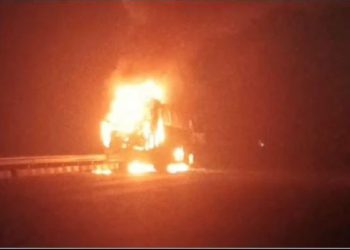 एक्सप्रेसवे पर धू-धूकर जली स्लीपर बस, 13 यात्री झुलसे- बालाजी दर्शन को किराये की बस से जा रहे थे राजस्थान