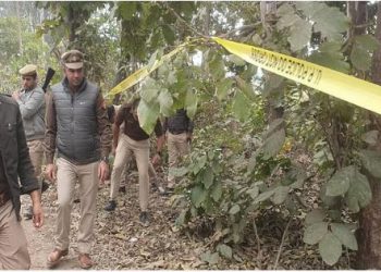 सड़क किनारे बोरो पर बहुत देर से बैठे थे कौअे, लोगों को हुई हैरानी- खोलकर देखा तो मच गई चीख-पुकार