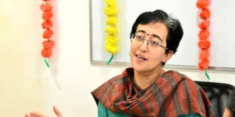 अरविंद केजरीवाल के बाद अब आतिशी के घर पहुंची क्राइम ब्रांच की टीम, विधायकों की खरीद-फरोख्त का है मामला