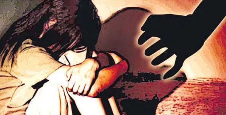 अधेड़ उम्र के शख्स ने किया 13 साल की बच्ची से रेप, धमकी देकर हुआ फरार
