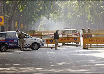 दिल्ली-नोएडा बॉर्डर पर रेंग-रेंग कर चल रहीं गाड़ियां, लगा लंबा जाम, किसानों के प्रदर्शन को देखते हुए क्रेन, बुलडोजर, वज्र वाहन तैनात