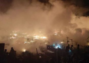 दिल्ली के शाहबाद डेयरी इलाके में लगी भीषण आग, 130 झुग्गी जलकर खाक