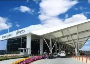 दिल्ली एयरपोर्ट पर फ्लाइट को बम से उड़ाने की धमकी निकली झूठी, जांच में जुटी पुलिस