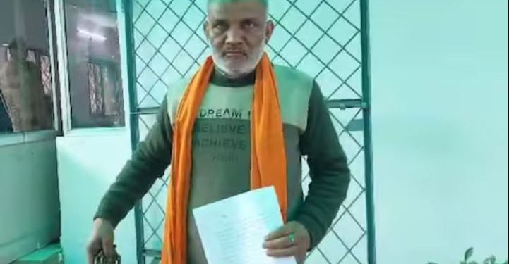 मेरठ: पैर में जंजीर से बंधा बुजुर्ग पहुंचा SSP ऑफिस, बच्चों पर लगाया बंधक बनाकर मारपीट करने का आरोप