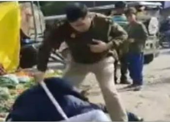बाल खींचा, रॉड से पीटा… कानपुर में बीच सड़क दारोगा ने दिखाई दबंगई- Video
