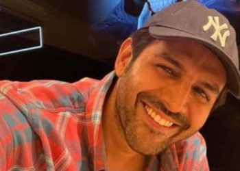 कार्तिक आर्यन से मिलने 1160 किलोमीटर साइकिल चलाकर मुंबई पहुंचा फैन, एक्टर के पांव छूकर लिया आशीर्वाद