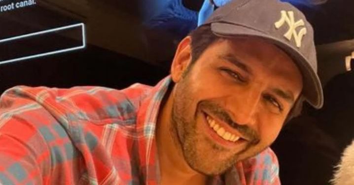 कार्तिक आर्यन से मिलने 1160 किलोमीटर साइकिल चलाकर मुंबई पहुंचा फैन, एक्टर के पांव छूकर लिया आशीर्वाद