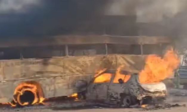 यमुना एक्सप्रेस-वे पर बस-कार में टक्कर, जिंदा जले 5 लोग… बचने के लिए शीशे तोड़कर बस से कूदे यात्री