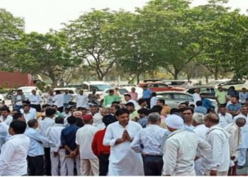 Noida News: आश्वासन लेकर पहुंचे अधिकारी और खत्म हो गया किसानों का धरना