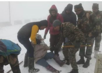 भारतीय सेना ने दिल जीत लिया, बर्फबारी में फंसे 500 पर्यटकों को बचाया; माइनस डिग्री तापमान पर भारी दिखा जजबा