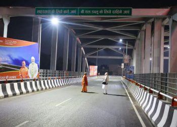 वाराणसी पहुंचे पीएम मोदी, देर रात निरीक्षण पर निकले, साथ में दिखे सीएम योगी