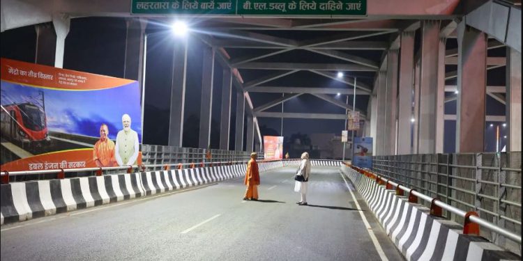 वाराणसी पहुंचे पीएम मोदी, देर रात निरीक्षण पर निकले, साथ में दिखे सीएम योगी