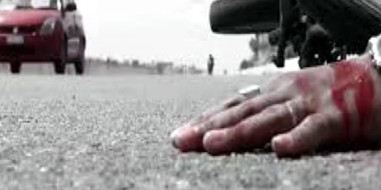 नोएडा में दर्दनाक हादसा : बाइक पर जा रहे दंपत्ति को कार ने कुचला, बच्ची भी हुई घायल